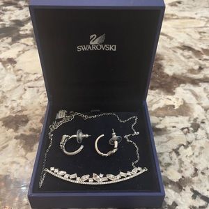 New Swarovski necklace set
